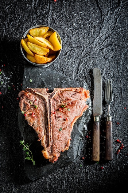 Heerlijke friet en tbone steak met zout en peper