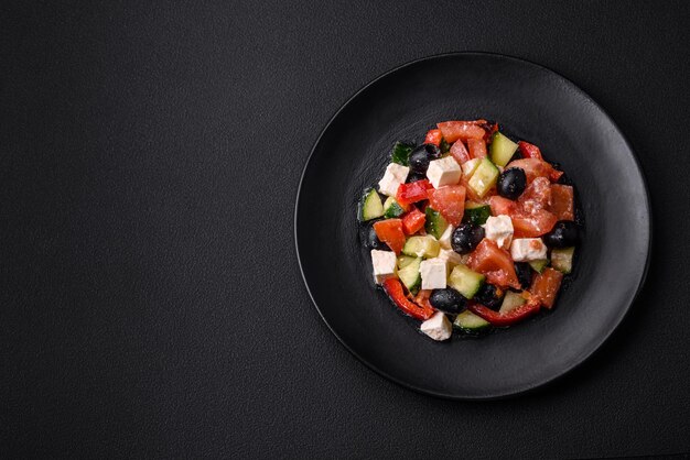 Heerlijke frisse Griekse salade met olijven tomaten komkommers en fetakaas