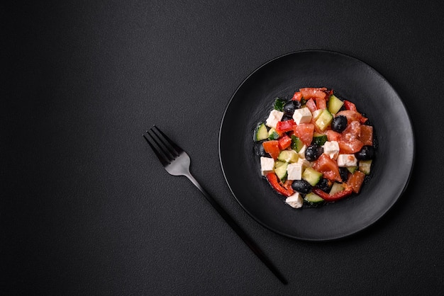 Heerlijke frisse Griekse salade met olijven tomaten komkommers en fetakaas