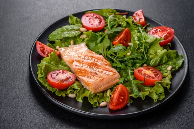 Heerlijke frisse salade met vis, tomaten en slablaadjes. Gezond eten