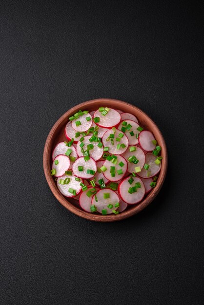 Heerlijke frisse salade van gesneden radijzen met groene uien zout en olijfolie