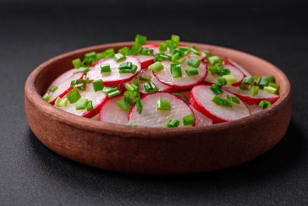 Heerlijke frisse salade van gesneden radijzen met groene uien zout en olijfolie