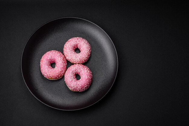 Heerlijke friszoete donuts in roze glazuur met aardbeienvulling