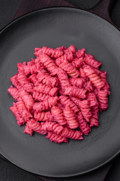 Heerlijke fusilli pasta met rode biet pesto parmezaan zout en kruiden