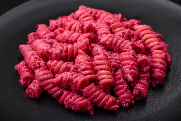 Heerlijke fusilli pasta met rode biet pesto parmezaan zout en kruiden