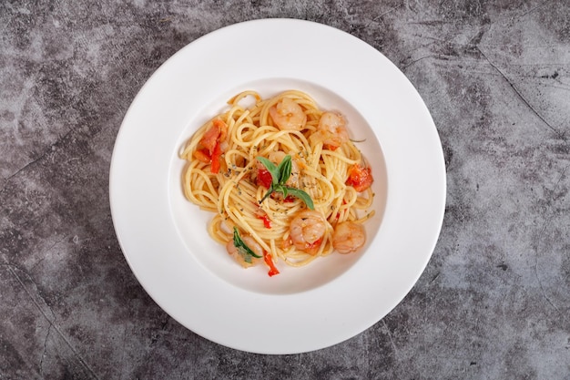 Heerlijke garnalenspaghetti op een betonnen tafel