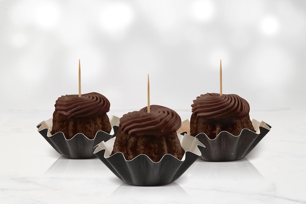 Foto heerlijke gastronomische chocolade cupcake topper mockup