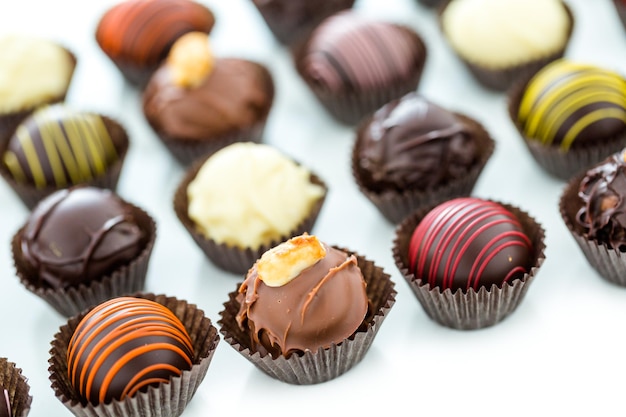 Foto heerlijke gastronomische chocoladetruffels met de hand gemaakt door professionele chocolatier.