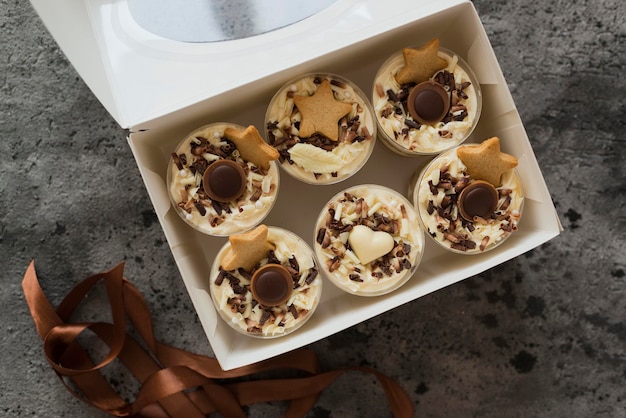 Heerlijke gebakjes met chocolade staan op tafel