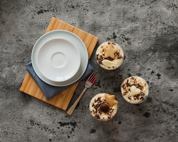 Heerlijke gebakjes met chocolade staan op tafel