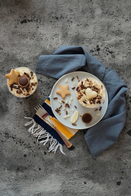 Heerlijke gebakjes met chocolade staan op tafel