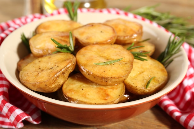 Heerlijke gebakken aardappel met rozemarijn in kom op tafel