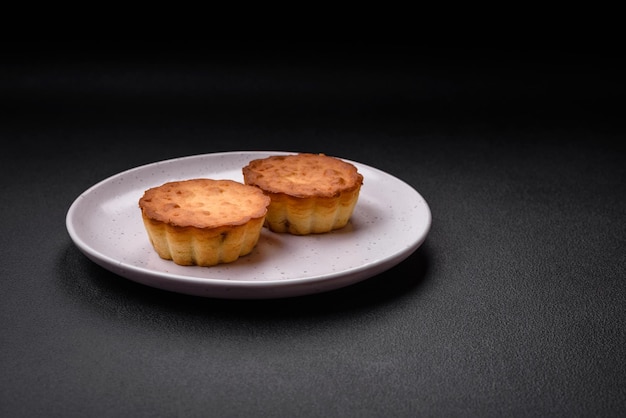 Heerlijke gebakken cupcake of taartje met kaas en rozijnen