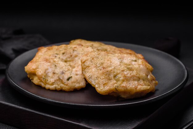 Heerlijke gebakken gehakte filet pannenkoeken met kruiden, zout en kruiden