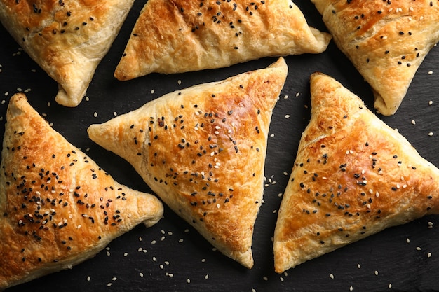 Heerlijke gebakken samosa's op zwarte achtergrond