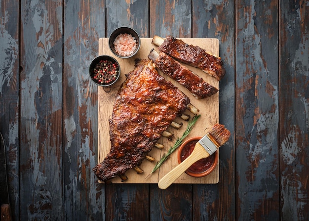 Heerlijke gebarbecued ribs gekruid met een pittige saus saus Gerookte American style pork ribs