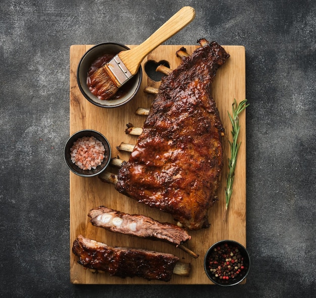 Heerlijke gebarbecued ribs gekruid met een pittige saus saus gerookte american style pork ribs