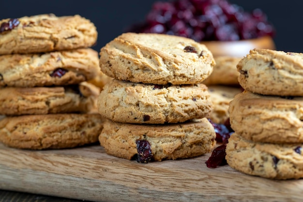 Heerlijke gedroogde koekjes van hoogwaardig meel met gedroogde rode cranberries op tafel