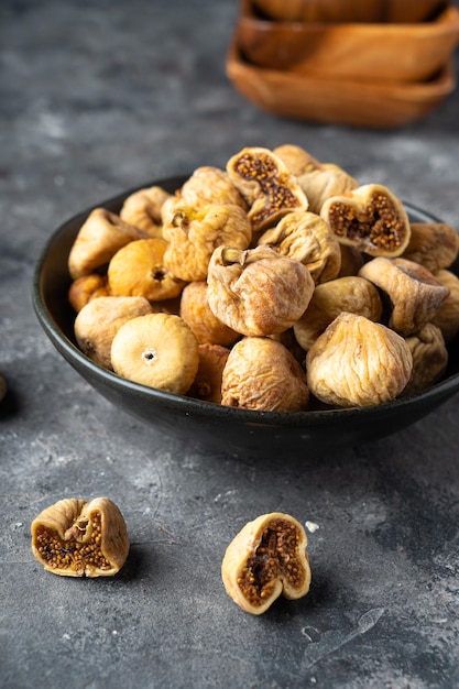 Heerlijke gedroogde vijgen in een kom gezond eten