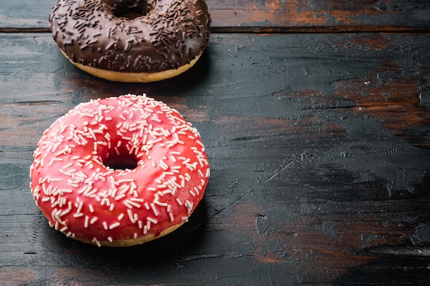 Heerlijke geglazuurde donuts op oude donkere houten tafel