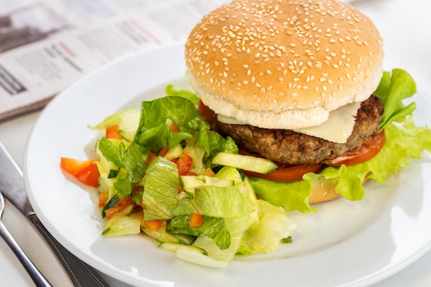 Heerlijke gegrilde beef burger op een bord