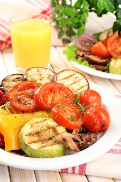 Heerlijke gegrilde groenten op plaat op tafel close-up