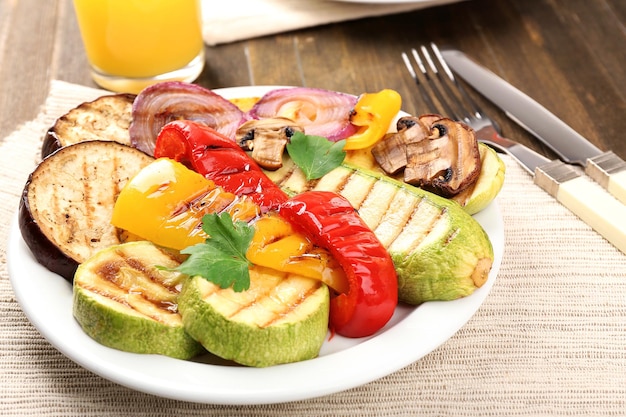 Heerlijke gegrilde groenten op plaat op tafel close-up