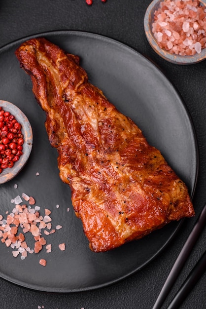 Heerlijke gegrilde of gerookte varkensribbetjes met zoute specerijen en kruiden