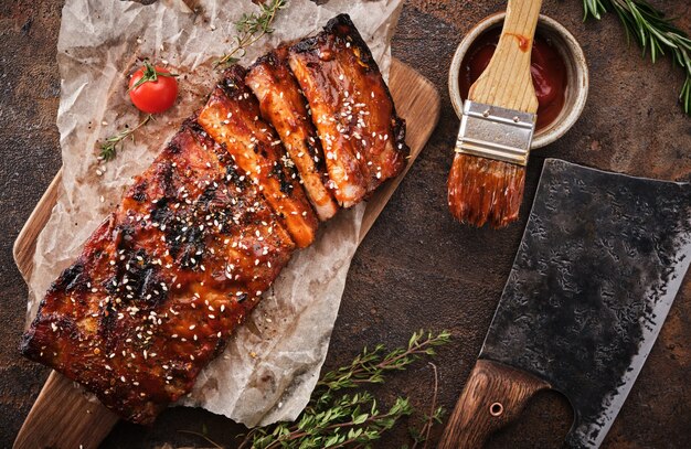 Heerlijke gegrilde ribben gekruid met een pittige rijssaus en geserveerd op een snijplank