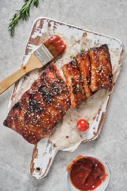 Heerlijke gegrilde ribben gekruid met een pittige rijssaus en geserveerd op een snijplank