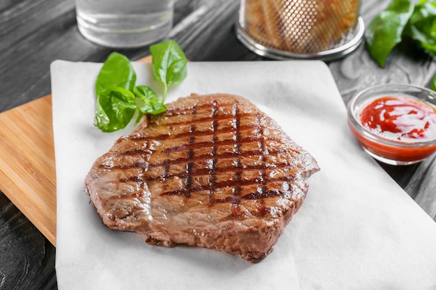 Heerlijke gegrilde steak op vetvrij papier in de keuken