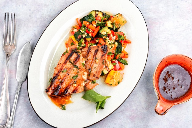 Heerlijke gegrilde tonijnsteak met gebakken groenten op een bord Barbecue vis gegrild