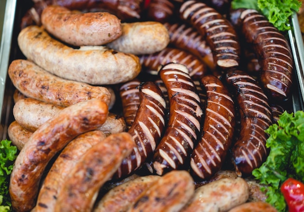 Heerlijke gegrilde worstjes met salade en groenten