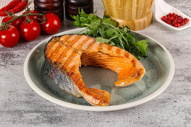 Heerlijke gegrilde zalmsteak met arugula.