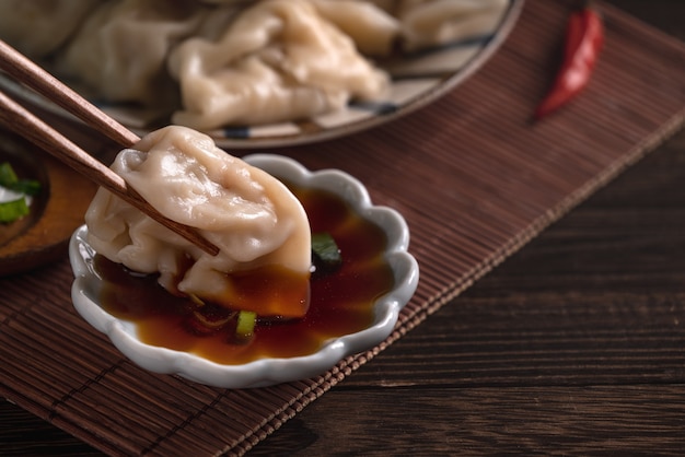 Heerlijke gekookte dumplings op houten tafel met sojasaus