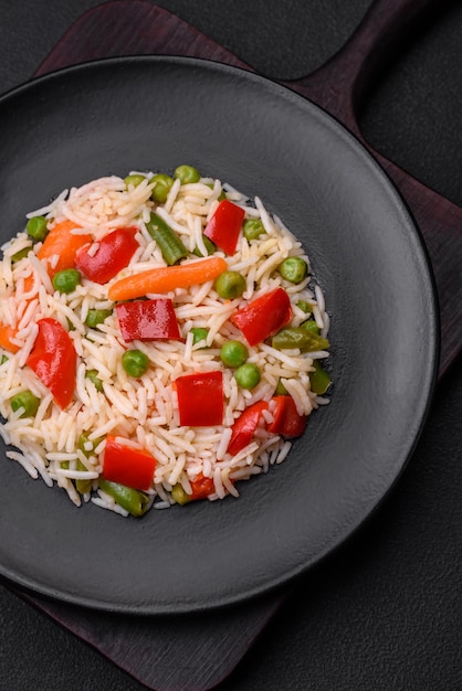 Heerlijke gekookte rijst met paprika, doperwten, asperges, bonen en wortelen