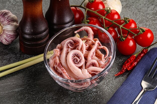 Foto heerlijke gemarineerde inktvistentakels snack in de bowl