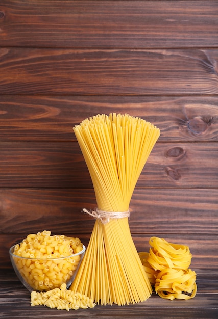 Heerlijke gemengde pasta op bruine achtergrond met kopie ruimte