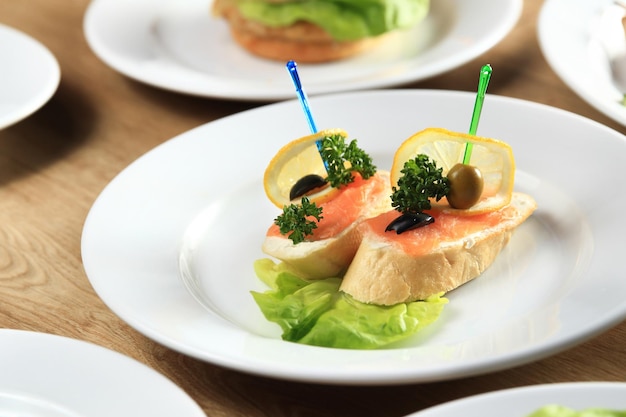 Heerlijke gerechten op tafel in het kinderrestaurant