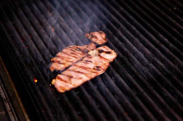 Heerlijke gerookte bacon op grill in keukenrestaurant. Voedsel voorbereiding