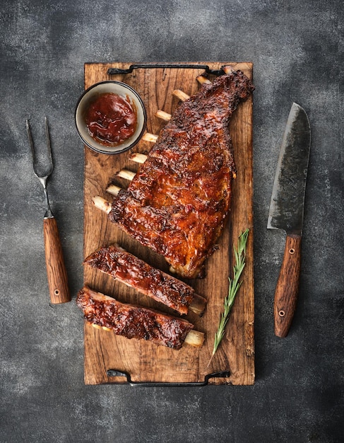 Foto heerlijke gerookte varkensribbetjes geglazuurd in bbq saus