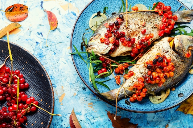 Heerlijke geroosterde dorado met herfstviburnumbessen.Herfst huisgemaakt visrecept