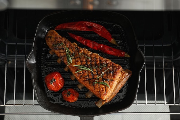 Heerlijke geroosterde ribben op pan in oven bovenaanzicht