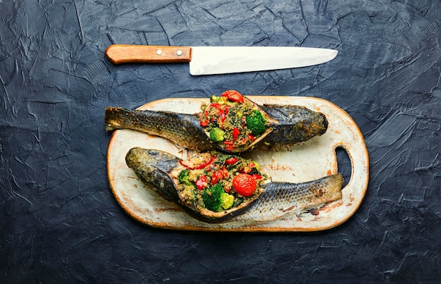 Heerlijke geroosterde vis gevuld met broccoli, quinoa en tomaat