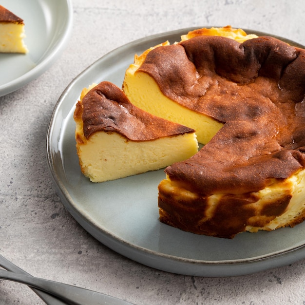 Heerlijke gesneden gebakken Basque Burnt Cheesecake in een plat geserveerd om te eten