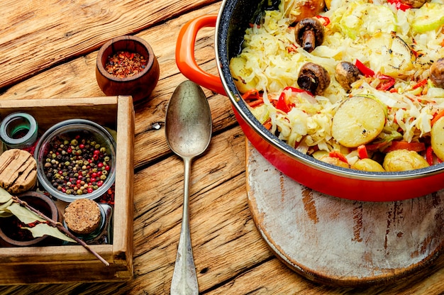 Heerlijke gestoofde groenten in pan, gezond vegetarisch voedsel