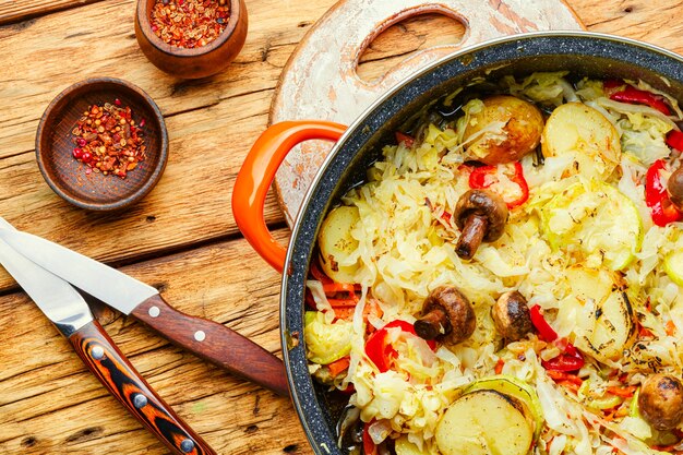 Heerlijke gestoofde groenten in pan, gezond vegetarisch voedsel