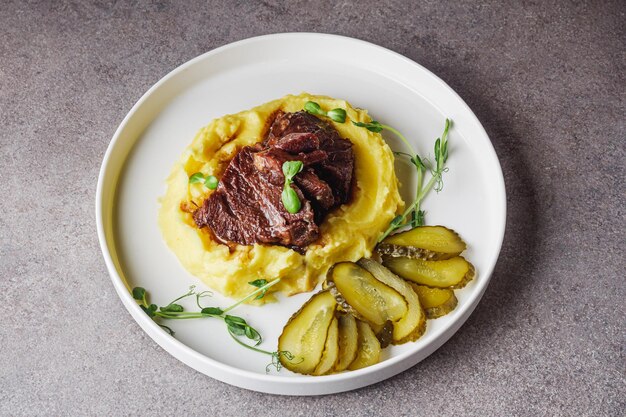 heerlijke gestoofde runderwangen op aardappelpuree