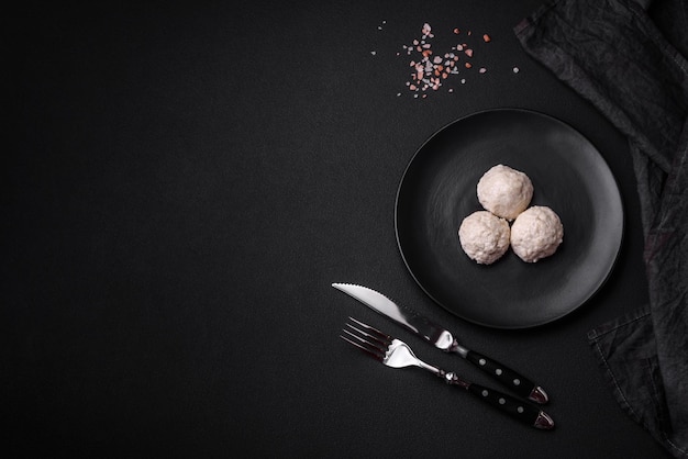 Heerlijke gezonde gestoomde kipschnitzels of gehaktballetjes