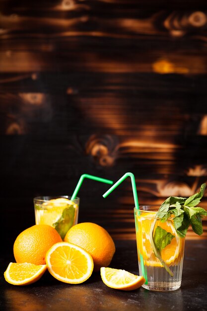 Heerlijke gezonde orangeade op houten achtergrond in studiofoto